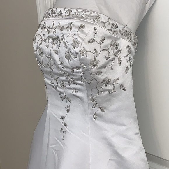 BONNY GORGEOUS SIZE 6 DETAILED WEDDING DRESS ALONG WITH A BEAUTIFUL VEIL - Picture 6 of 16